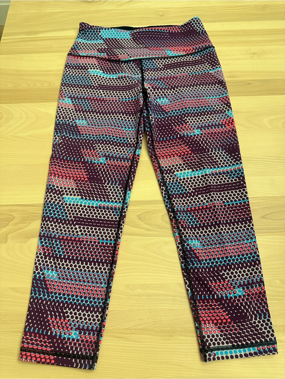 Victoria’s Secret VSX Sport Knockout Capri Leggings Size Small
